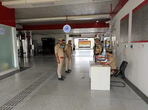 लखनऊ मेट्रो में बादशाह नगर स्टेशन पर रुकते ही निकलने लगा धुआं