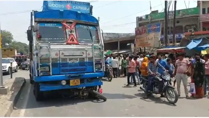 Hardoi News: गैस सिलेंडर लदे ट्रक ने बाइक सवार दंपति को रौंदा, दोनों की मौत