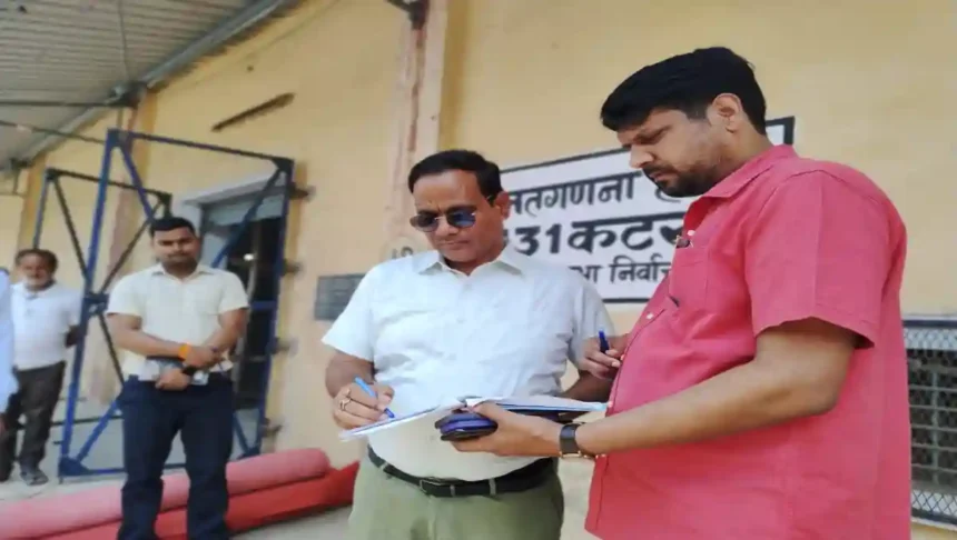 Shahjahanpur News: जिला निर्वाचन अधिकारी ने मतगणना की तैयारियों का लिया जायजा