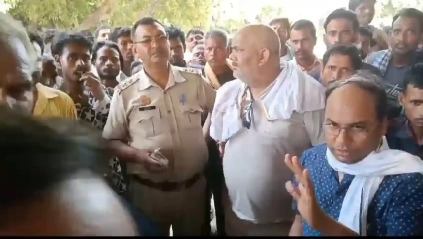 Hardoi News: प्राइवेट खरीद बंद करवाने पर किसानों ने काटा हंगामाखरीद केंद्र से मंहगी बाजार होने से खरीद केंद्रों पर सन्नाटा