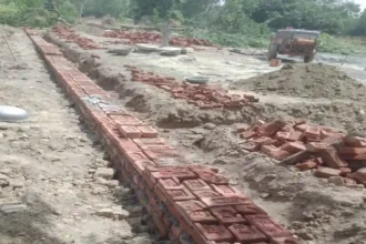 Hardoi News: जमीन कब्जे की पुलिस अधीक्षक से शिकायत, पुलिस ने रोका निर्माण कार्य