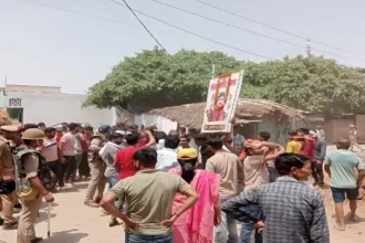 Hardoi News: छात्र की हत्या के बाद सड़कों पर उतरे लोग, आरोपियों के एनकाउंटर और घर पर बुलडोजर चलाने की मांग