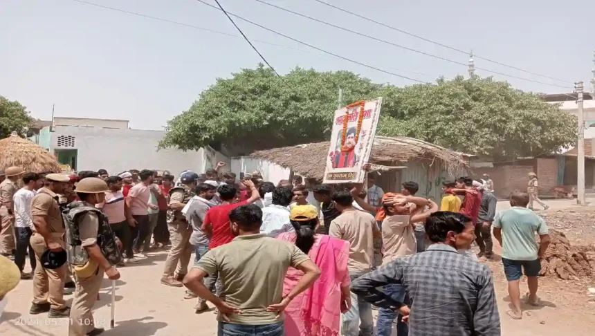 Hardoi News: छात्र की हत्या के बाद सड़कों पर उतरे लोग, आरोपियों के एनकाउंटर और घर पर बुलडोजर चलाने की मांग