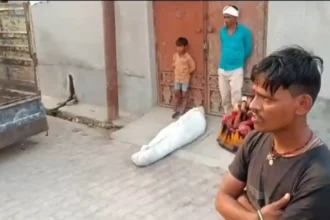 Hardoi News: प्राइवेट अस्पताल के गेट पर शव रखकर परिजनों ने हंगामा काटा