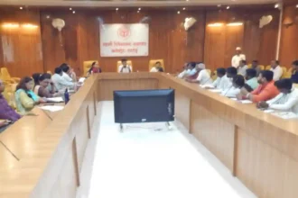 Hardoi: मतगणना स्थल पर कोई भी प्रत्याशी एवं एजेन्ट मोबाइल फोन आदि इलेक्ट्रॉनिक उपकरण लेकर नहीं जायेगें:- डीएम मंगला प्रसाद सिंह