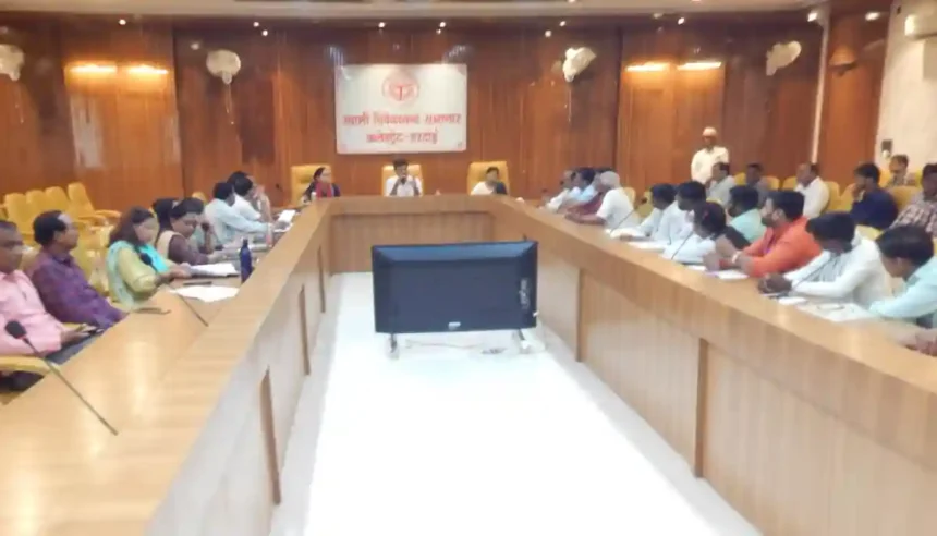 Hardoi: मतगणना स्थल पर कोई भी प्रत्याशी एवं एजेन्ट मोबाइल फोन आदि इलेक्ट्रॉनिक उपकरण लेकर नहीं जायेगें:- डीएम मंगला प्रसाद सिंह