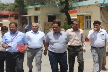 Shahjahanpur: स्ट्राँग रूम की सुरक्षा व्यवस्था व मतगणना की तैयारियों का प्रेक्षकों ने किया निरीक्षण