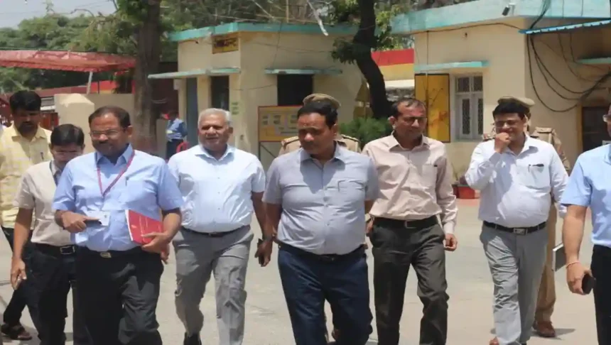 Shahjahanpur: स्ट्राँग रूम की सुरक्षा व्यवस्था व मतगणना की तैयारियों का प्रेक्षकों ने किया निरीक्षण