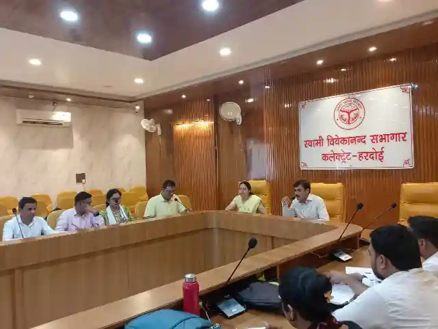 Hardoi News : जिलाधिकारी ने की स्वयं सहायता समूह के गठन के सम्बन्ध में बैठक