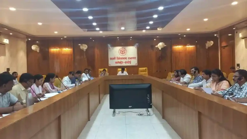 Hardoi: जिलाधिकारी ने की ग्राम्य विकास एवं पंचायती राज विभाग की समीक्षा