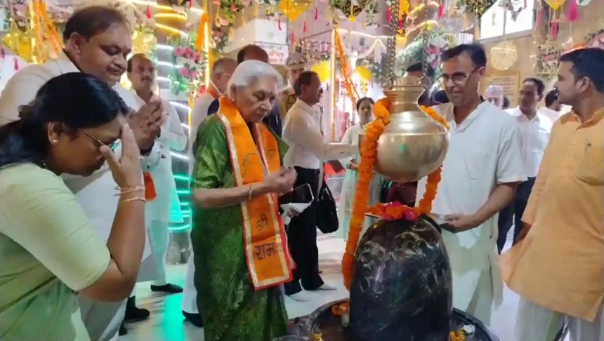 शाहजहांपुर: राज्यपाल ने परी पैलेस पहुंचकर सफाईकर्मियों को किया सम्मानित, बच्चों को भेंट की शिक्षण सामग्री