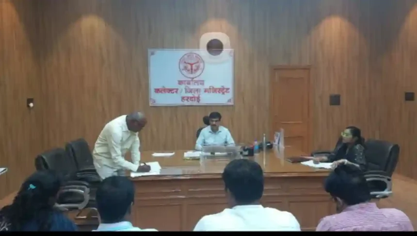 Hardoi News: जिलाधिकारी ने की नगर निकायों की समीक्षा