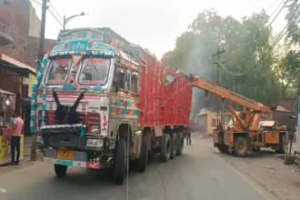 हरदोई के मल्लावां कोतवाली क्षेत्र में बालू से भरा ट्रक पलटा