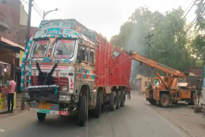 हरदोई के मल्लावां कोतवाली क्षेत्र में बालू से भरा ट्रक पलटा