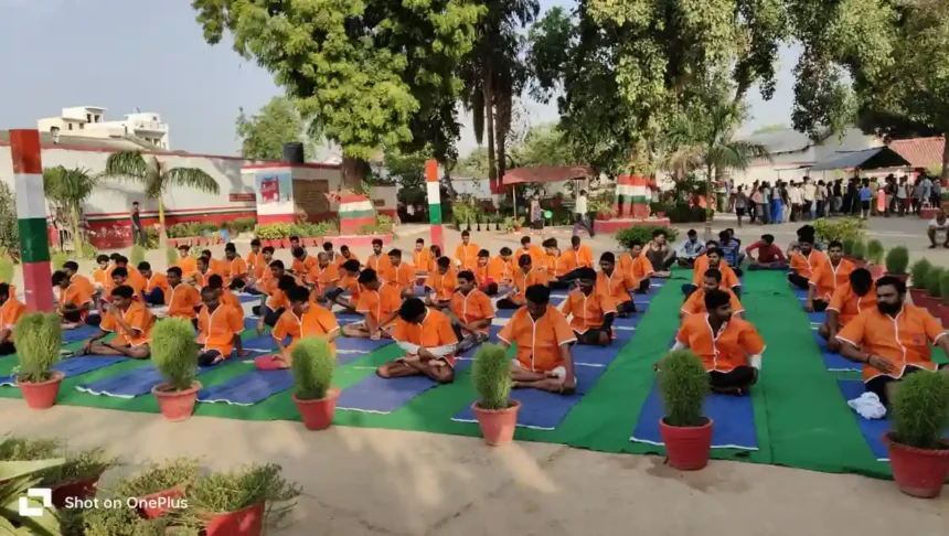 Shahjahanpur: अंतरराष्ट्रीय योग सप्ताह के अंतर्गत बंदियों द्वारा योगाभ्यास कर हुआ योग सप्ताह का शुभारंभ