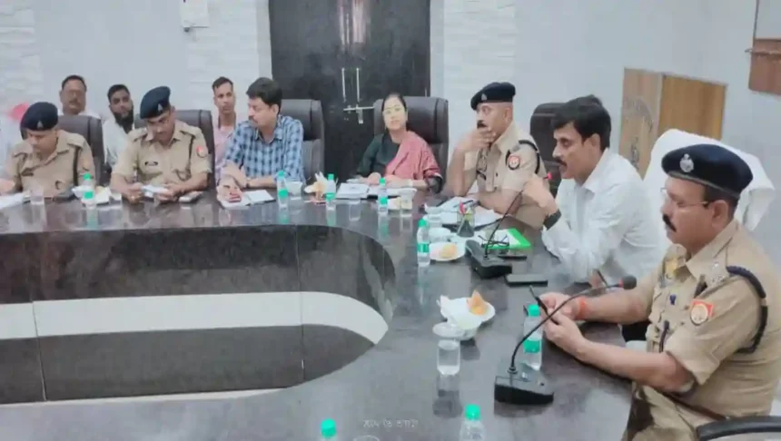 Hardoi News: बकरीद व अन्य आगामी त्योहारों को लेकर पुलिस लाइन में हुई पीस कमेटी की बैठक
