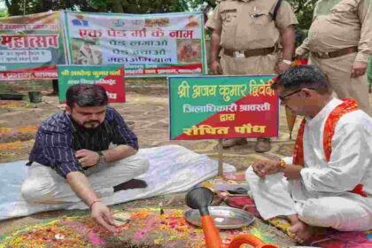 Sravasti News : डीएम ने वन महोत्सव का शुभारंभ कर मौलश्री का लगाया पौधा, 47 लाख पौधे लगाने का लक्ष्य