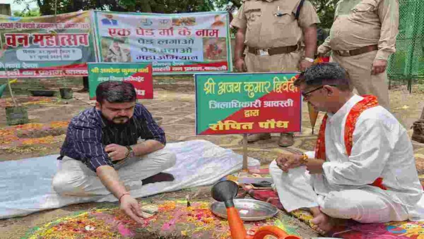 Sravasti News : डीएम ने वन महोत्सव का शुभारंभ कर मौलश्री का लगाया पौधा, 47 लाख पौधे लगाने का लक्ष्य