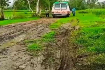शाहजहांपुर में खाट पर गर्भवती महिला को ले जाने का विडियो वायरल, ग्रामीण बोले- रास्ता खराब होने से नहीं आ पाई एम्बुलेंस