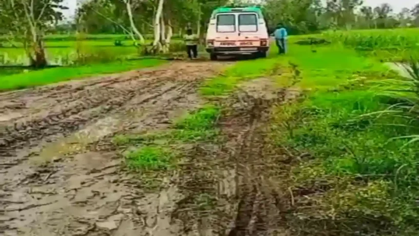 शाहजहांपुर में खाट पर गर्भवती महिला को ले जाने का विडियो वायरल, ग्रामीण बोले- रास्ता खराब होने से नहीं आ पाई एम्बुलेंस