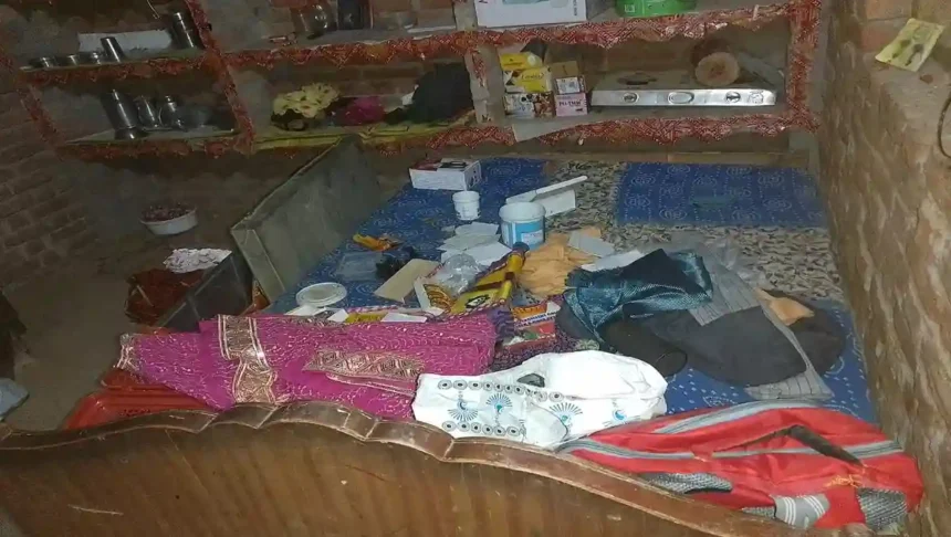 Hardoi: एक घर में चोरों ने सेंध लगाकर 10 हजार रुपए और जेवरात किये चोरी