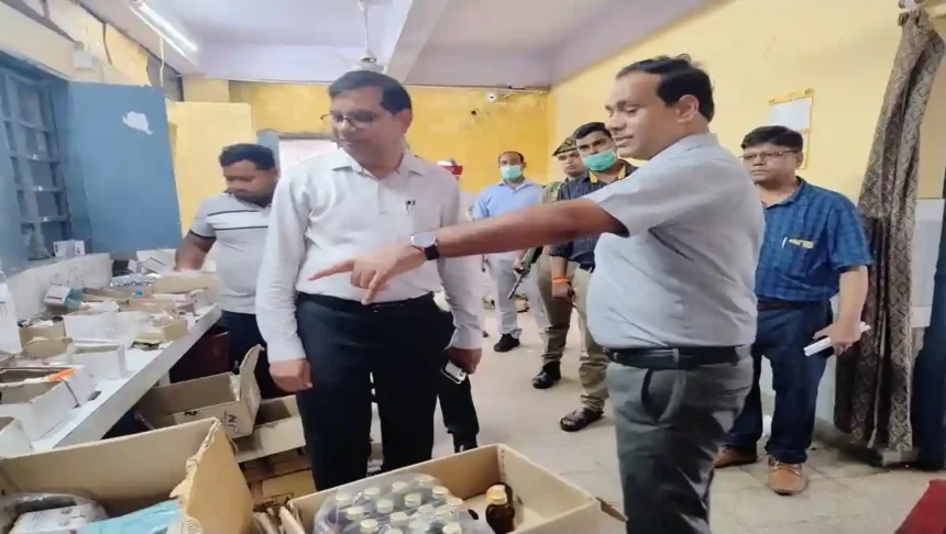 Shahjahanpur: जिलाधिकारी ने किया मेडिकल कालेज का औचक निरीक्षण