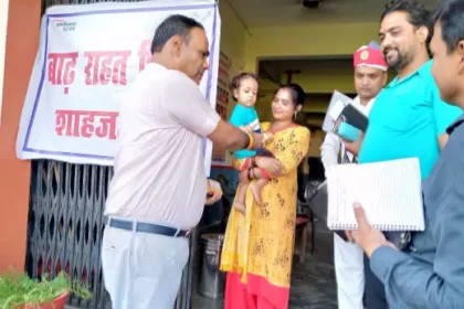 Shahjahanpur: डीएम ने बाढ़ राहत शिविरों का निरीक्षण कर बाढ़ प्रभावित बच्चों को बांटे बिस्किट