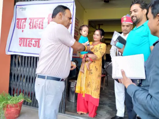 Shahjahanpur: डीएम ने बाढ़ राहत शिविरों का निरीक्षण कर बाढ़ प्रभावित बच्चों को बांटे बिस्किट