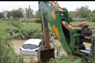 Hardoi : निजामपुर पुलिया के पास नहर में गिरी कार, बाल बाल बचा चालक