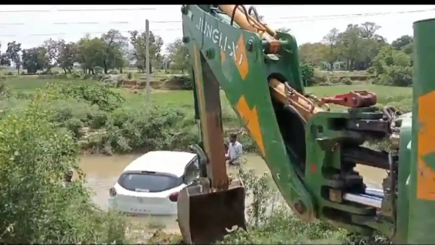 Hardoi : निजामपुर पुलिया के पास नहर में गिरी कार, बाल बाल बचा चालक