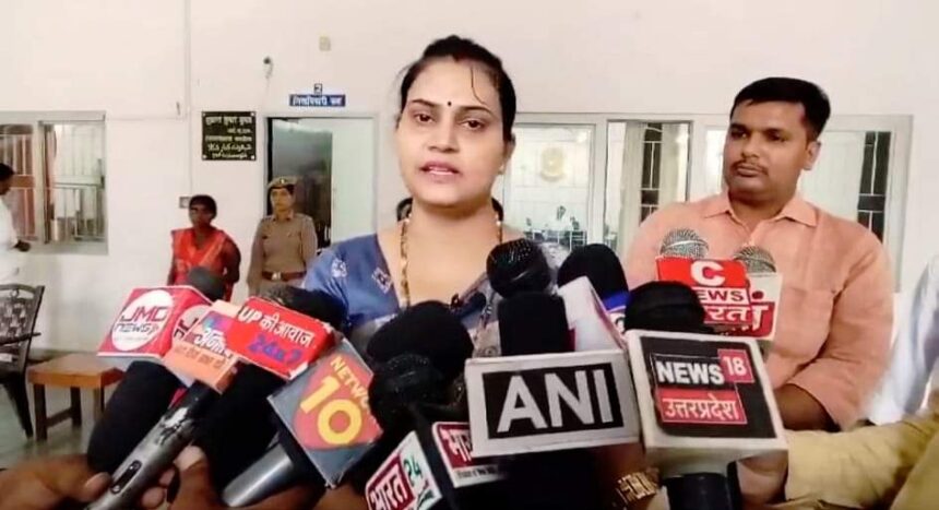 BJP महिला मोर्चा की जिलाध्यक्ष नेहा त्रिपाठी ने अपनी ही पार्टी के पूर्व सांसद सुब्रत पाठक के खिलाफ खोला मोर्चा, मानसिक, आर्थिक, शारीरिक शोषण का लगाया आरोप