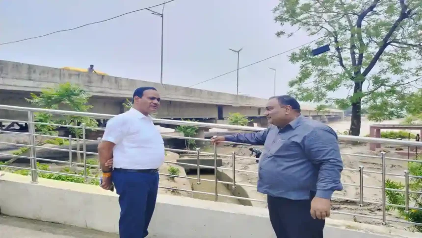 Shahjahanpur: डीएम ने बाढ़ ग्रस्त क्षेत्रों का निरीक्षण कर लिया जायजा
