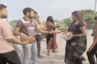 Hardoi News: पत्रकार एकता संघ के जिला महामंत्री ने बाढ़ पीड़ितों को बांटे भोजन पैकेट