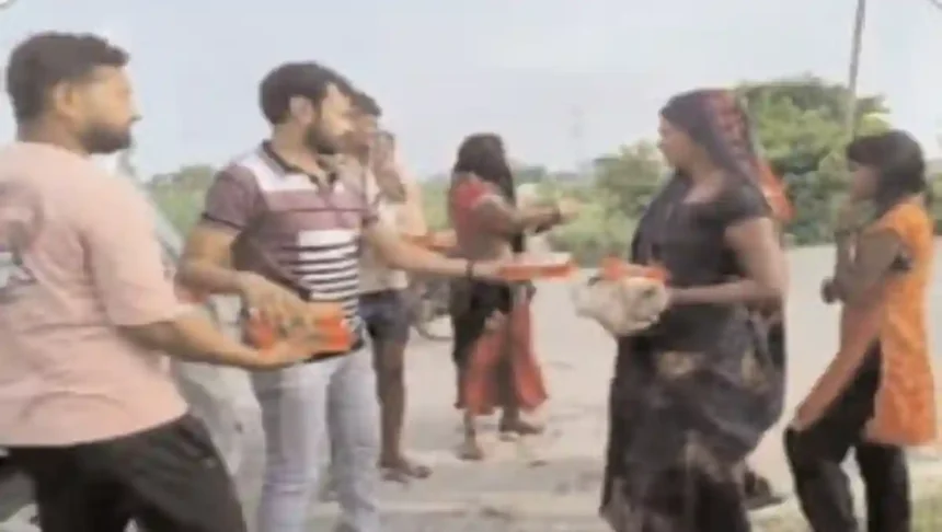 Hardoi News: पत्रकार एकता संघ के जिला महामंत्री ने बाढ़ पीड़ितों को बांटे भोजन पैकेट