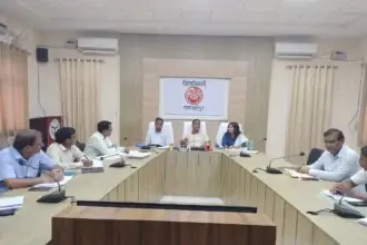 Shahjahanpur: जिलाधिकारी की अध्यक्षता में 50 लाख से अधिक लागत के निर्माण कार्यों की समीक्षा बैठक संपन्न