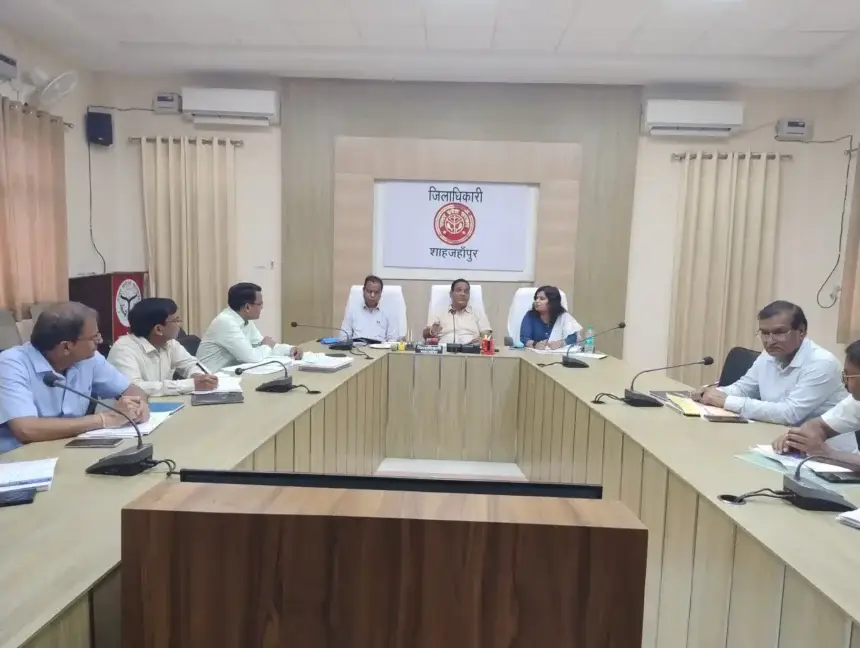 Shahjahanpur: जिलाधिकारी की अध्यक्षता में 50 लाख से अधिक लागत के निर्माण कार्यों की समीक्षा बैठक संपन्न