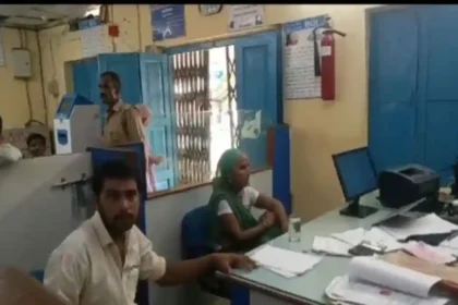 Hardoi News: मृतक के खाते से रुपये निकाल रही महिला और युवक को बैंक कर्मियों ने पकड़ कर किया पुलिस के हवाले