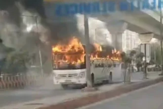 Noida Bus Fire: नोएडा में शहर के बीचोंबीच एक बस में लगी भीषण आग