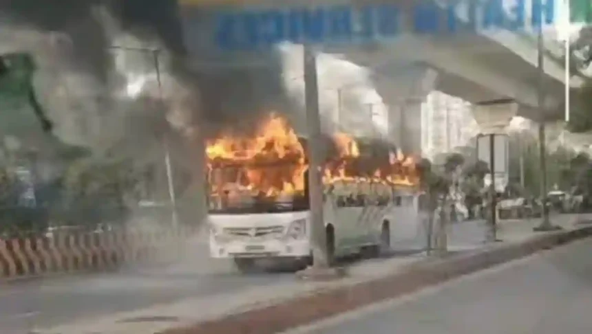 Noida Bus Fire: नोएडा में शहर के बीचोंबीच एक बस में लगी भीषण आग
