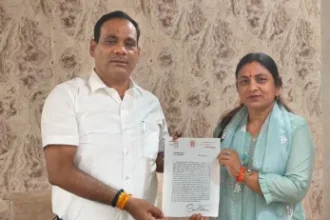 तिलहर क्षेत्र की विधायिका ने क्षेत्र में आई भयंकर बाढ़ से हुई हानि एवं पीड़ितों की समस्याओं के निराकरण से संबंधित जिलाधिकारी को सौंपा पत्र