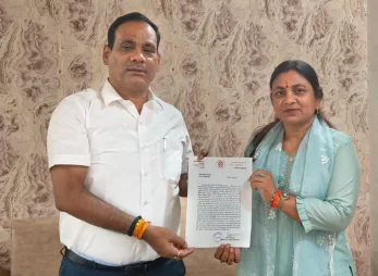 तिलहर क्षेत्र की विधायिका ने क्षेत्र में आई भयंकर बाढ़ से हुई हानि एवं पीड़ितों की समस्याओं के निराकरण से संबंधित जिलाधिकारी को सौंपा पत्र