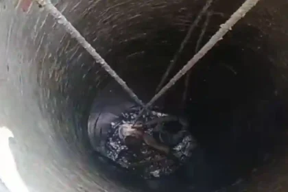 मैगलगंज खीरी: अपनी जांन की परवाह न करते हुए आवाज सिपाही बादल ने बेहोश हालत में एक व्यक्ति को कुआं सें निकाला