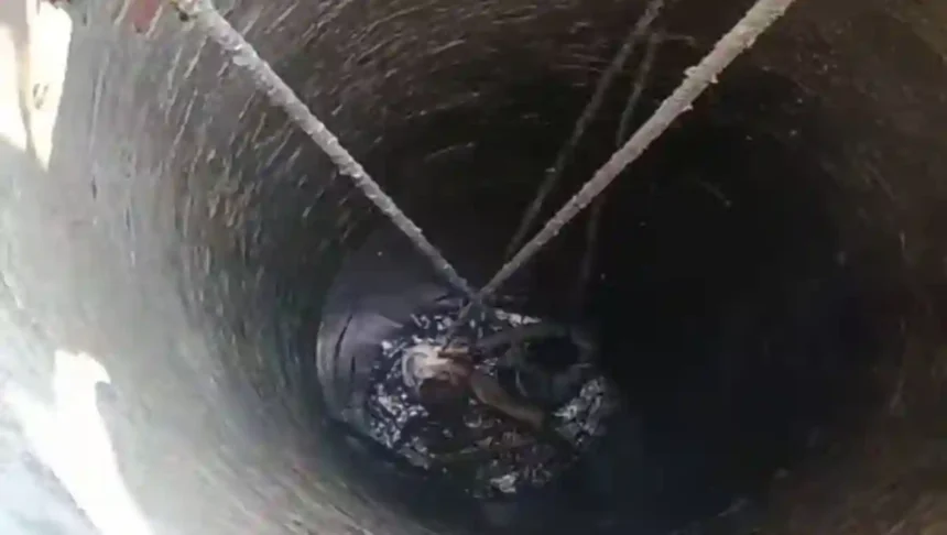 मैगलगंज खीरी: अपनी जांन की परवाह न करते हुए आवाज सिपाही बादल ने बेहोश हालत में एक व्यक्ति को कुआं सें निकाला