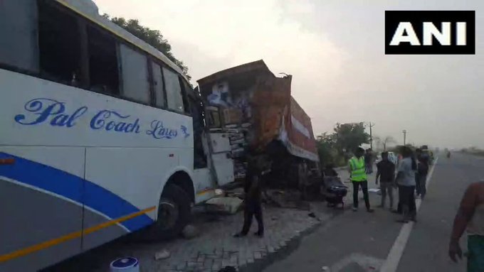 Hathras Accident: डबल डेकर बस ने खड़े कंटेनर को मारी टक्कर, 2 की मौत, कई घायल