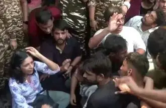 दिल्ली के RAU's IAS कोचिंग सेंटर पहुंची स्वाति मालीवाल का छात्रों ने किया विरोध, बोले- राजनीति नहीं करने देंगे....