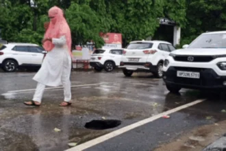 अयोध्या में कई जगहों पर सड़क ध्वस्त, बारिश के बाद उफान पर सरयू नदी