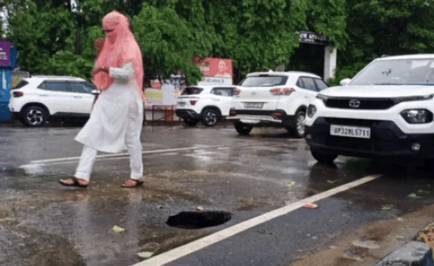 अयोध्या में कई जगहों पर सड़क ध्वस्त, बारिश के बाद उफान पर सरयू नदी