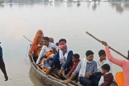बाराबंकी में नाव से शादी करने बारात लेकर पहुंचा दूल्हा, अनोखी बारात देखने को लोगो की लगी भीड़