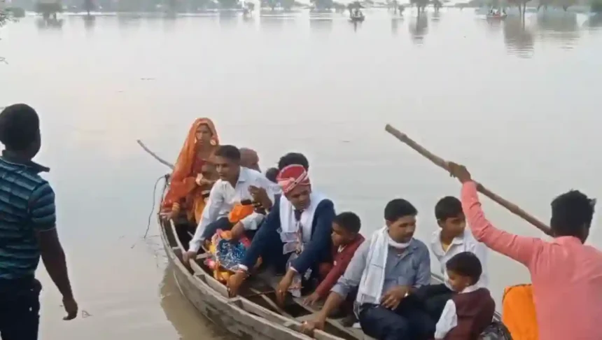 बाराबंकी में नाव से शादी करने बारात लेकर पहुंचा दूल्हा, अनोखी बारात देखने को लोगो की लगी भीड़