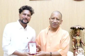 भारतीय स्पिनर कुलदीप यादव ने सीएम योगी से मिली खास भेंट